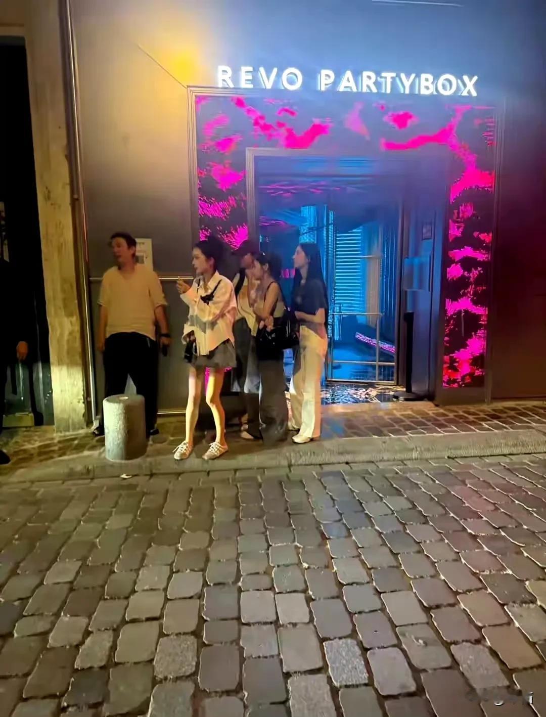 王思聪丝毫不受影响，你说这人啊！人比人气死人，万达都那样啦，可能有信托吧？
