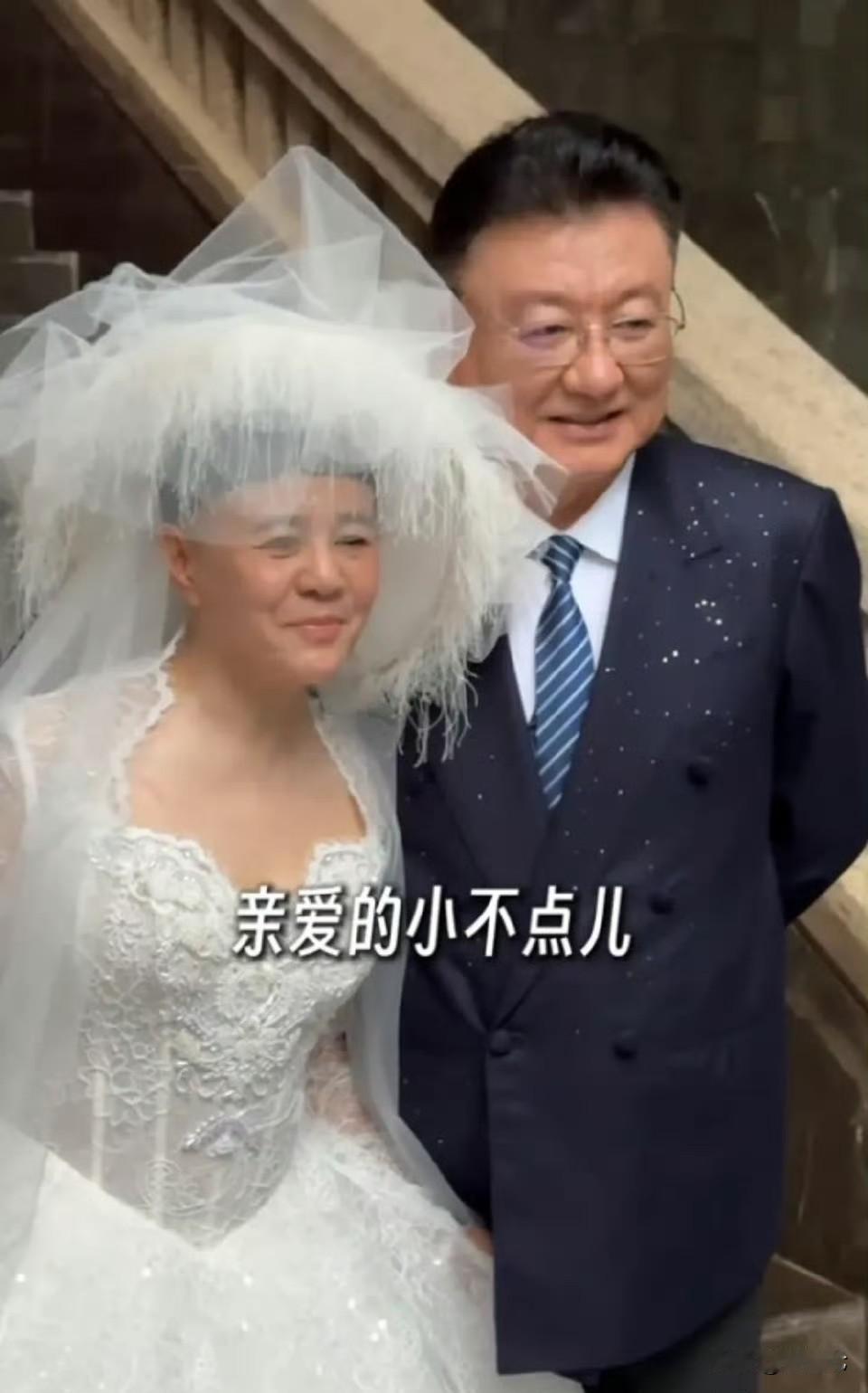 这份热爱好专一，60年都用同一个发型
“金龟子”刘纯燕和老公王宁补拍婚纱照，刘纯