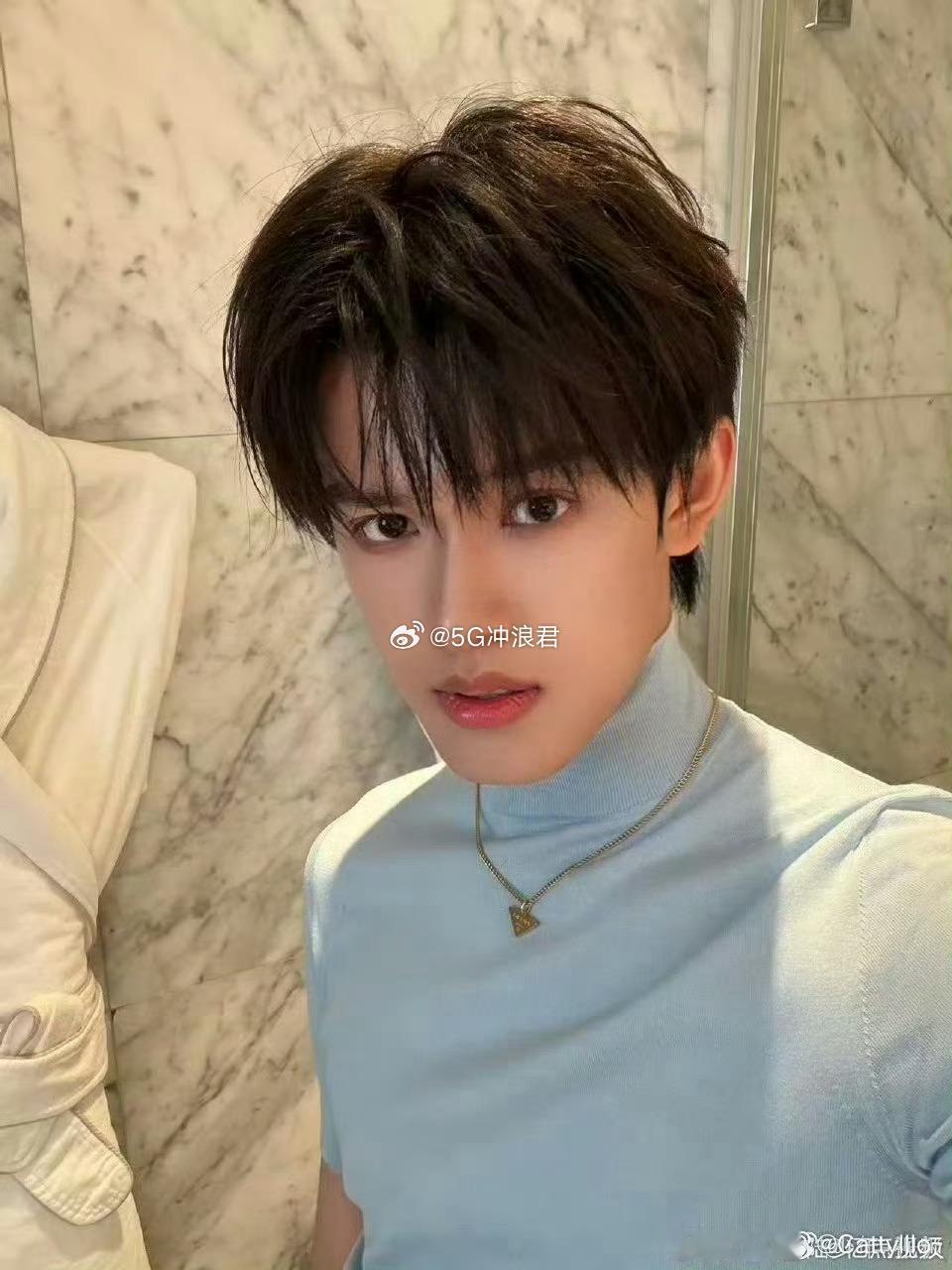 张极直播 今晚看张极直播真的太治愈了，抱着吉他哼歌的样子好温柔，偶尔被弹幕逗笑倒