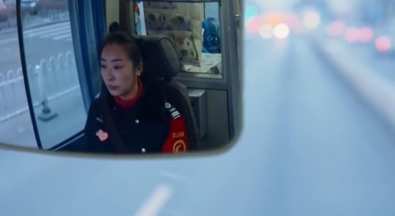 从城市流动的公交线，到烟火民生的家政课堂，再到热火朝天的锻造车间，不同岗位的劳动