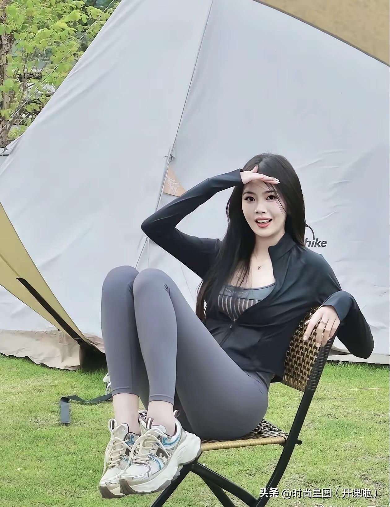 一身轻便运动套装，薄款防晒外套搭配高腰瑜伽裤，透气又自在，搭配复古老爹鞋，活动起