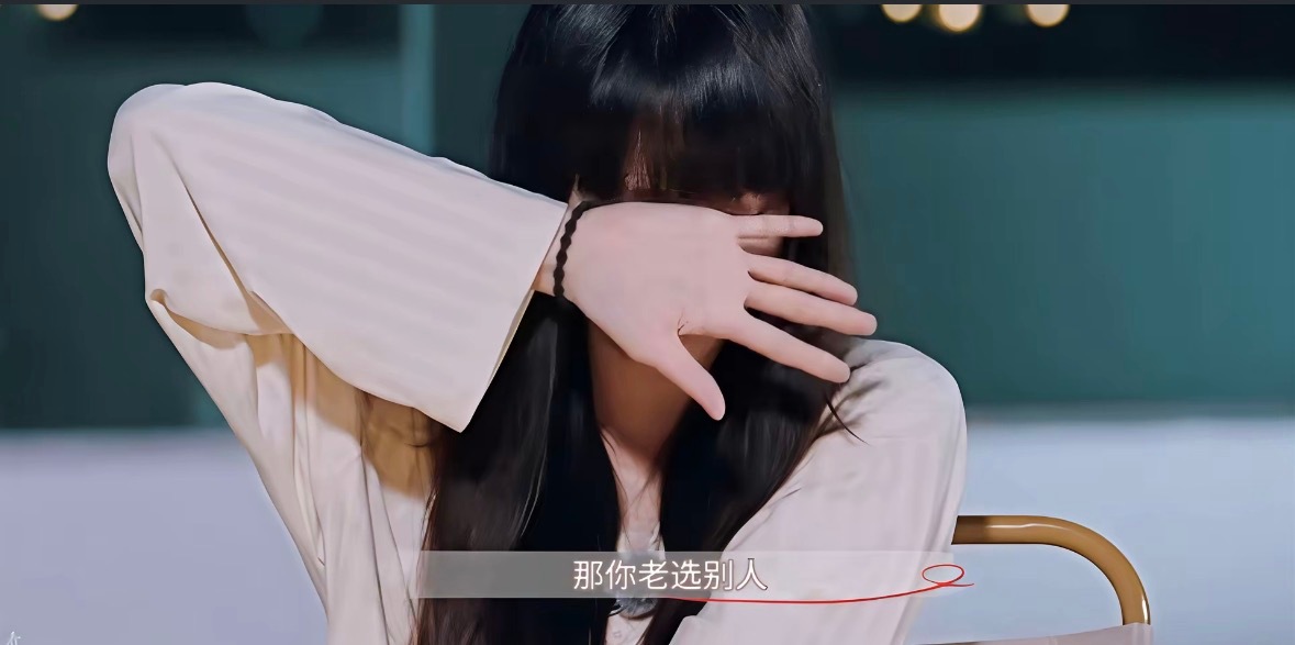 两个女孩之间闹别扭的原因竟然是怀疑自己其实在对方心中没那么重要 