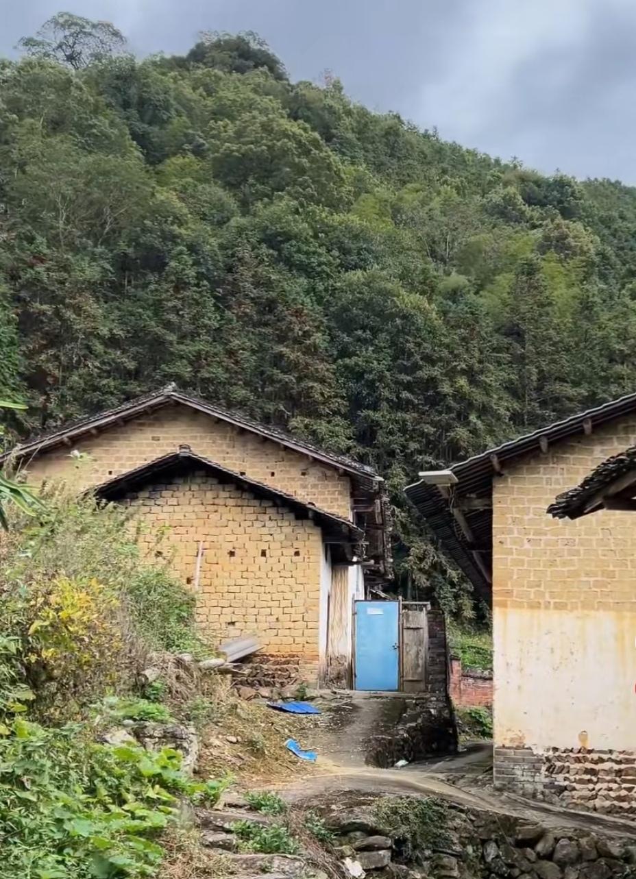 昨天回乡祭祖发现了农村正出现一个问题，那就是祖上留下的一些老宅基地处理问题。
事