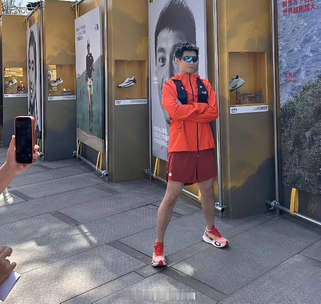 有网友在峨眉山遇见演员窦骁了，当天他参加越野跑，戴着墨镜，一身红色运动装露面，整