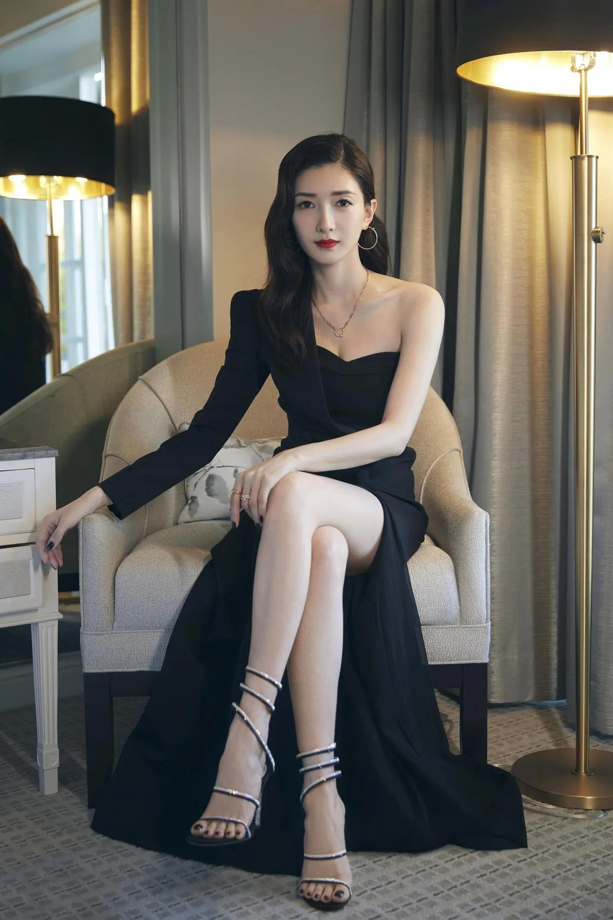江疏影 时尚感拉满的多面美人✨
 
被江疏影这组图狠狠美到！不管是时尚大片里的松