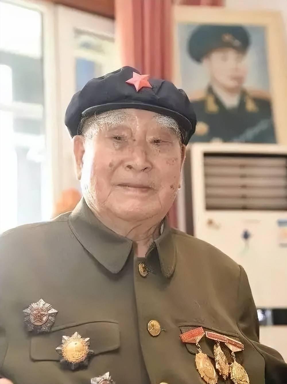 [太阳]1943年，两名伪军打扫战场时，发现一个八路军还活着，正要上前补刀，这个