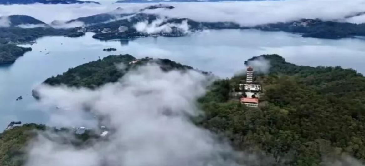 我一直以为《日月潭》就是篇写景课文，直到今天才被狠狠打脸——它的作者，是位把一生