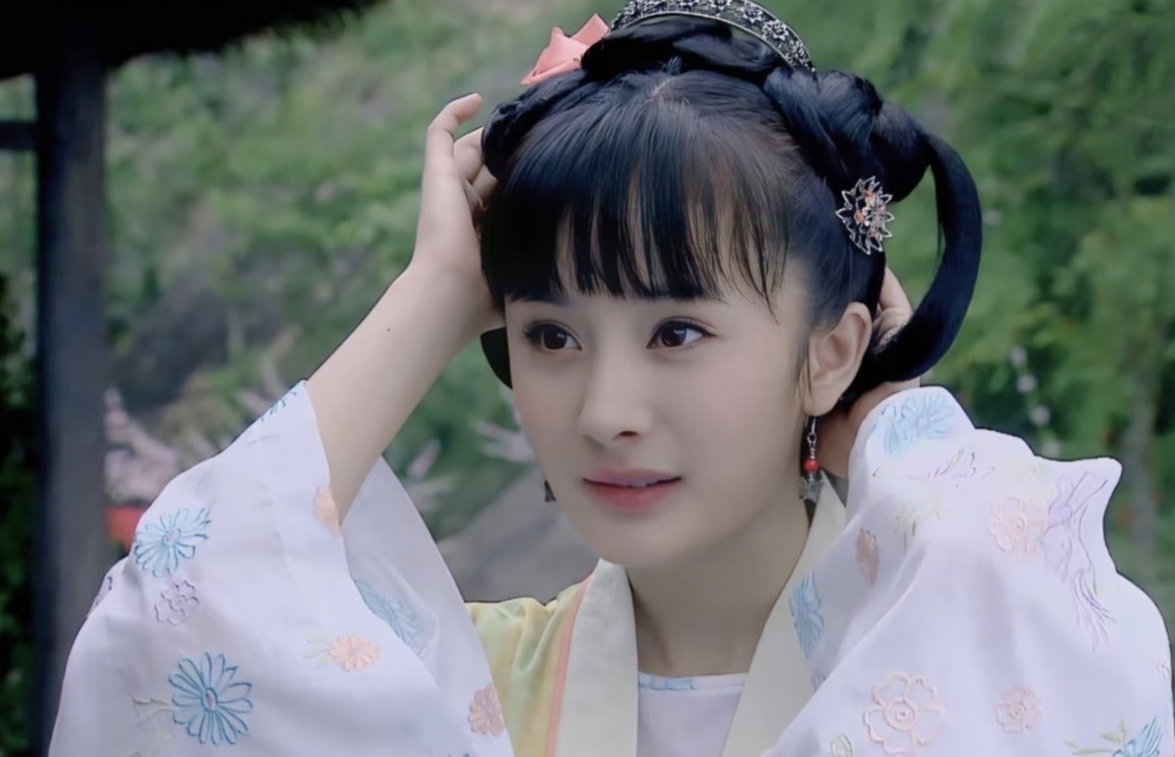 杨幂这张照片状态真好，灵动又软萌，看着特别舒服！早期的杨幂，真的好灵动可爱呀！软