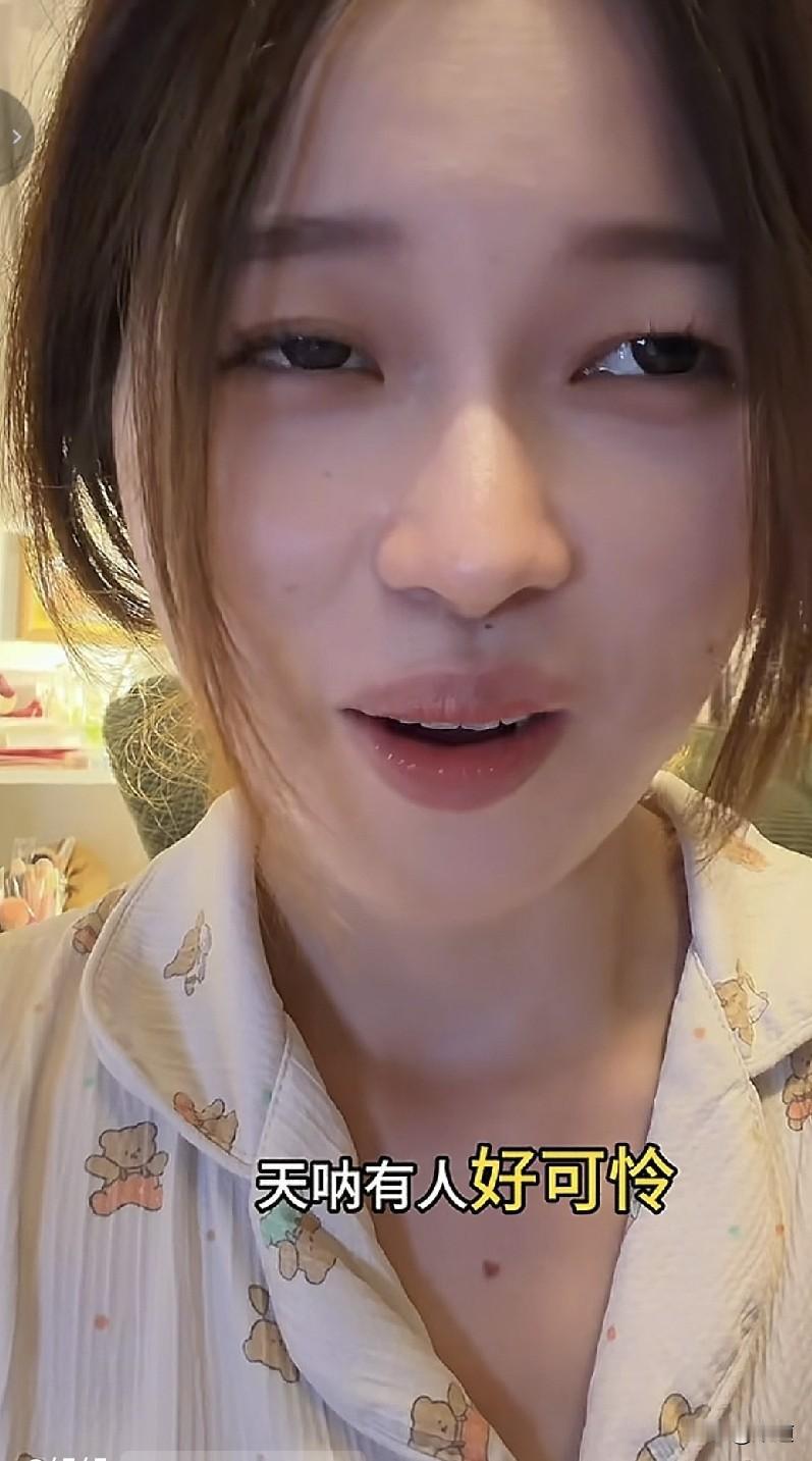 这个小姑娘在回家的路上，遇到一个穿着得体的优雅男士，上前和小姑娘搭讪。
说他手机