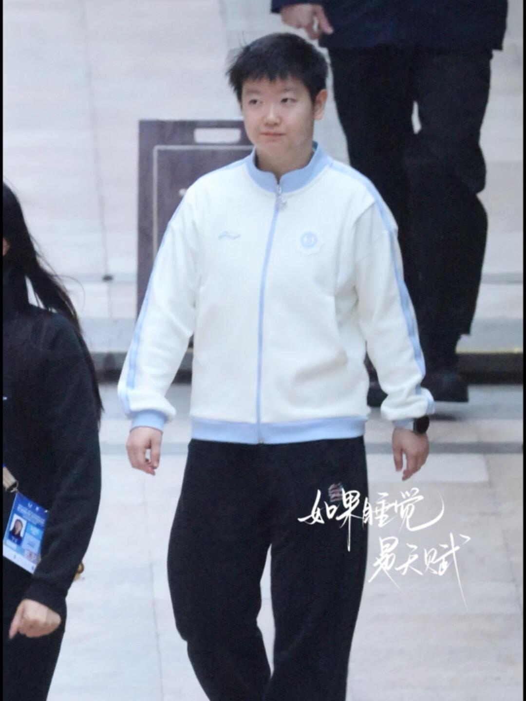 莎莎好奶里奶气，轻巧的走来了，参加晚宴，这个小糯米团子圆又圆，主要可爱到家！
孙