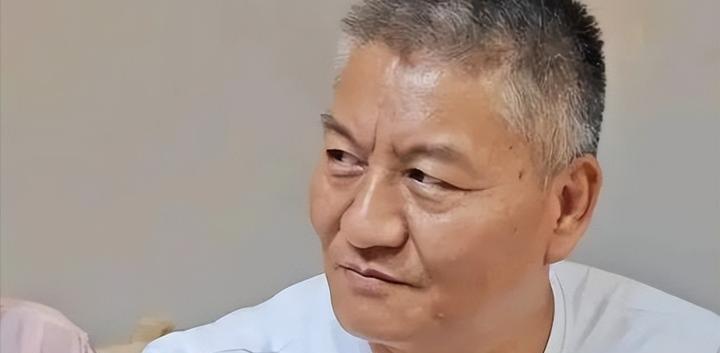 又到一年高考季，年轻考生忙着冲刺，59岁的梁实也没停下。2025年他第29次高考