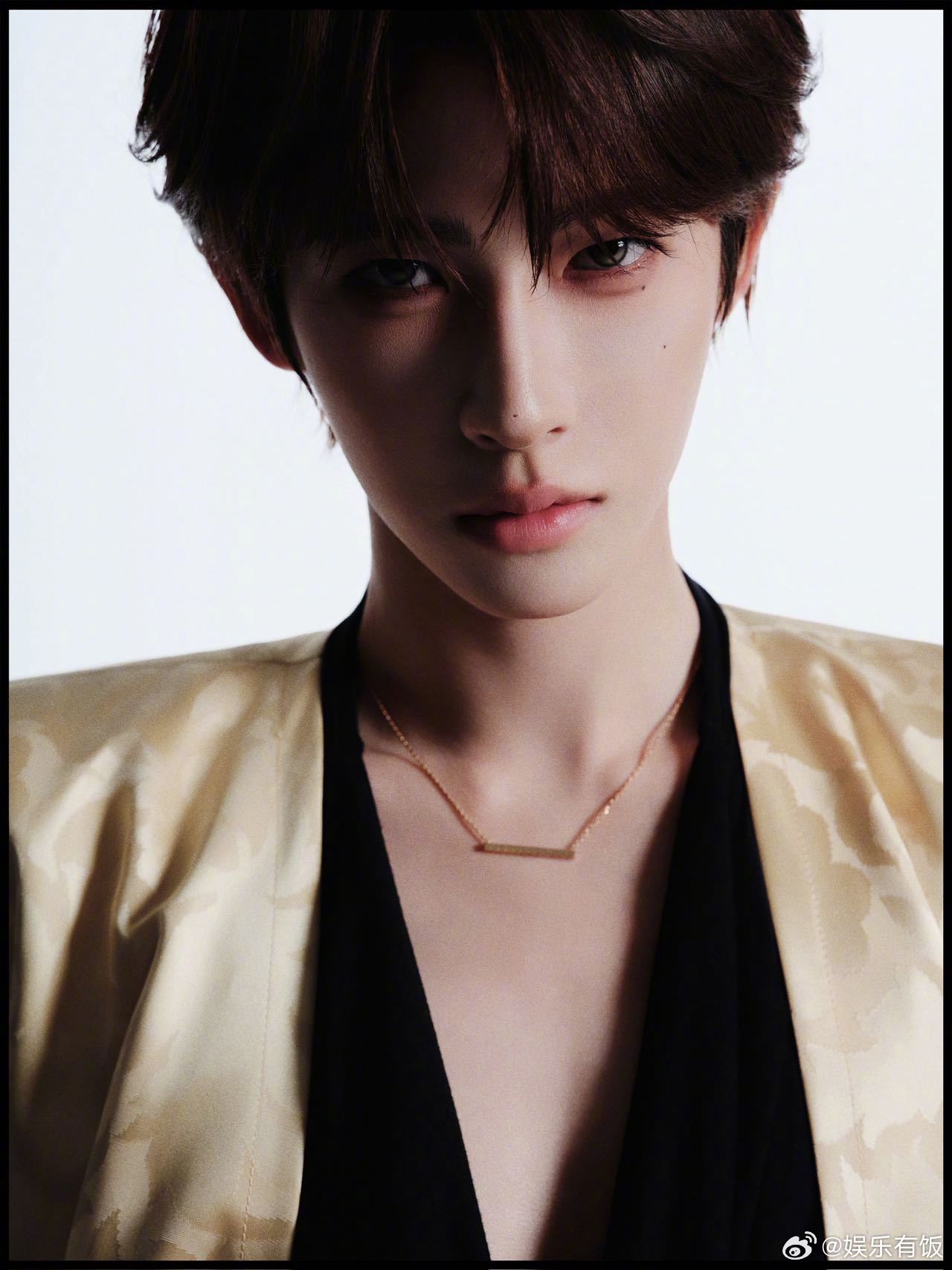 刘宇黄金时代爵士高定微博视界大会出发图好惊艳！一一袭纪梵希古董高定，鎏金元素质感