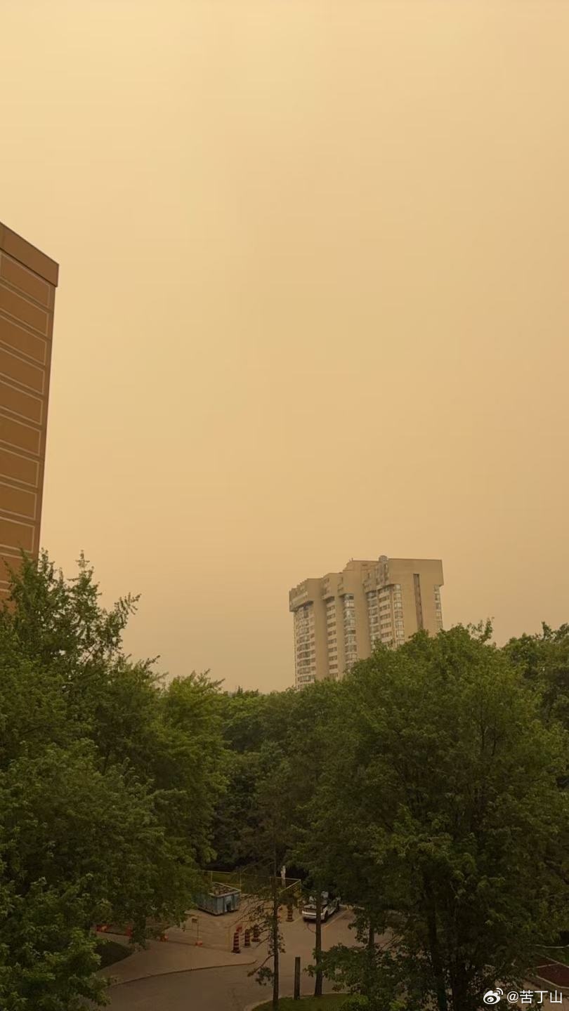 这不是阴天。这是附近山火带来的烟雾。市政通知市民尽量避免在户外停留。 