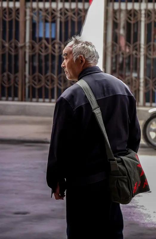 4月23日发布黑龙江兰西，大爷报案：买菜14块，刷了1400，刑警一查：收款人没