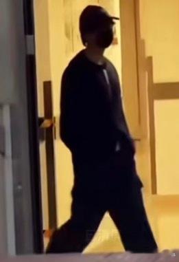 他需要用背背佳 