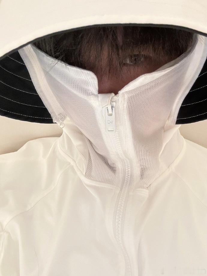 #何浩楠全方位防晒# ​​​ #何浩楠你是懂防晒的# 何浩楠的防晒厉害得很，捂得