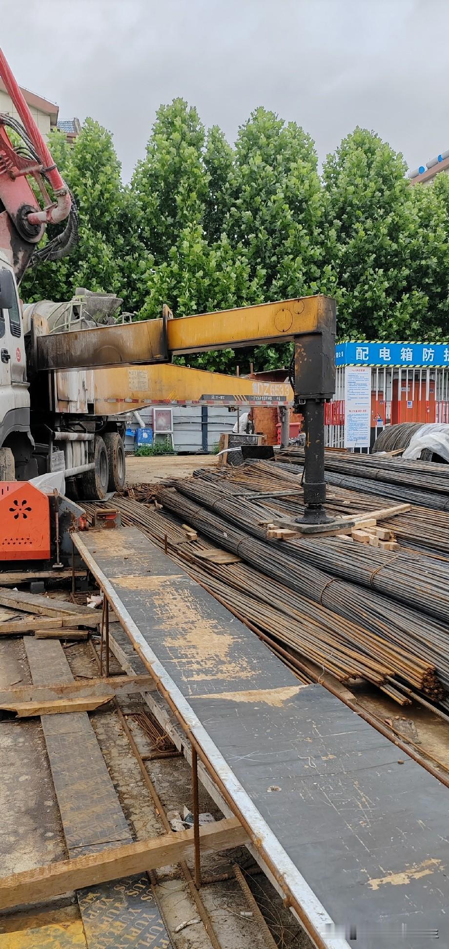 干工地钢筋工赶上雨季，厂里定下规矩，不管当天下不下雨，每天收工前都得拿塑料布把机