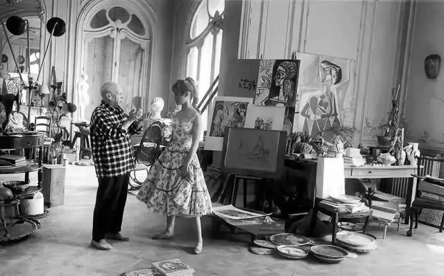 1956年，当21岁的碧姬·芭铎拜访74岁的毕加索时，留下了一张珍贵的老照片。毕