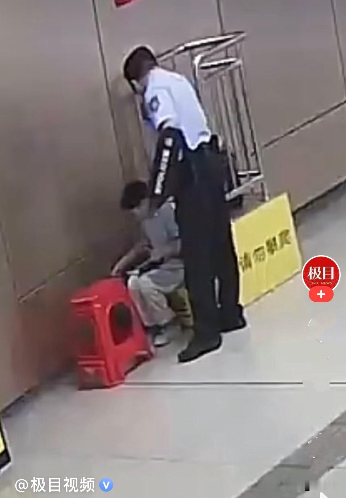 近日，安徽合肥地铁站里一个小男孩独自在站台等候家人，因为不想浪费等待的时间，孩子