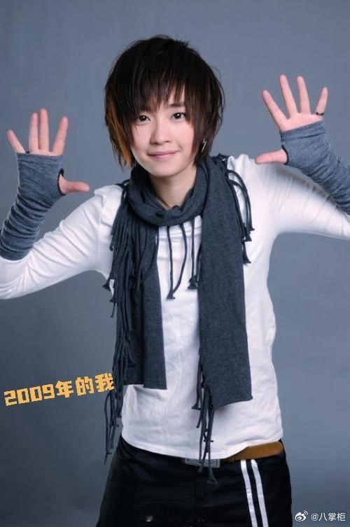 #刘雅瑟晒15年前的自己# 晒15年前的自己，时光飞逝，姐姐这么多年过去了还是一