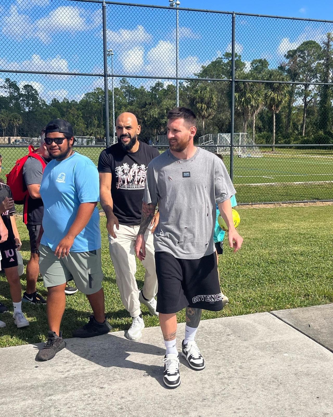 一个懂时尚的梅西！[捂脸]破洞裤不要了，换个角度来看我……灰色也不错[笑哭]，就