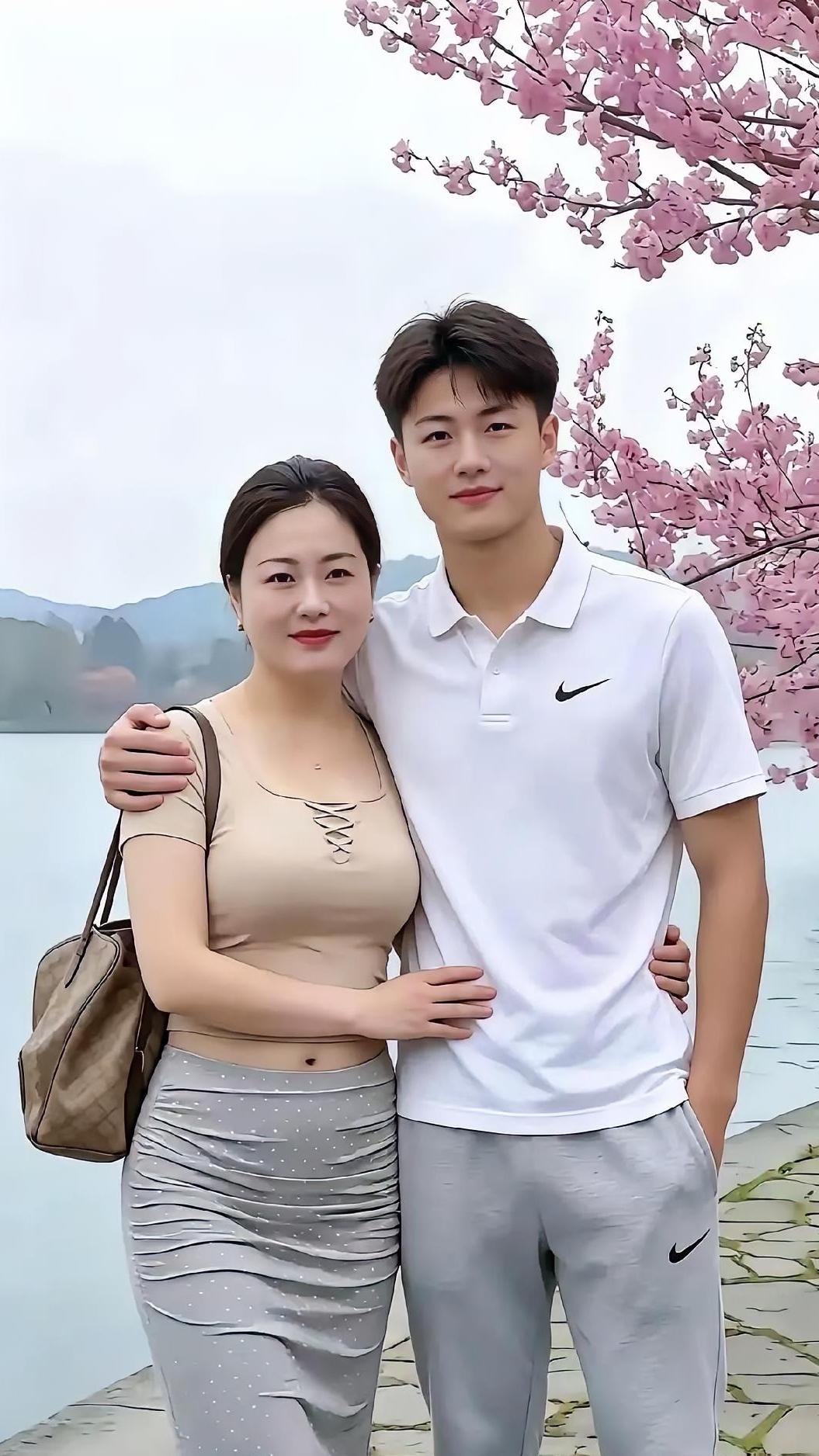 花前月下，最是人间留不住的好时光。

月光如水，洒在并肩而行的两个人身上。她侧过
