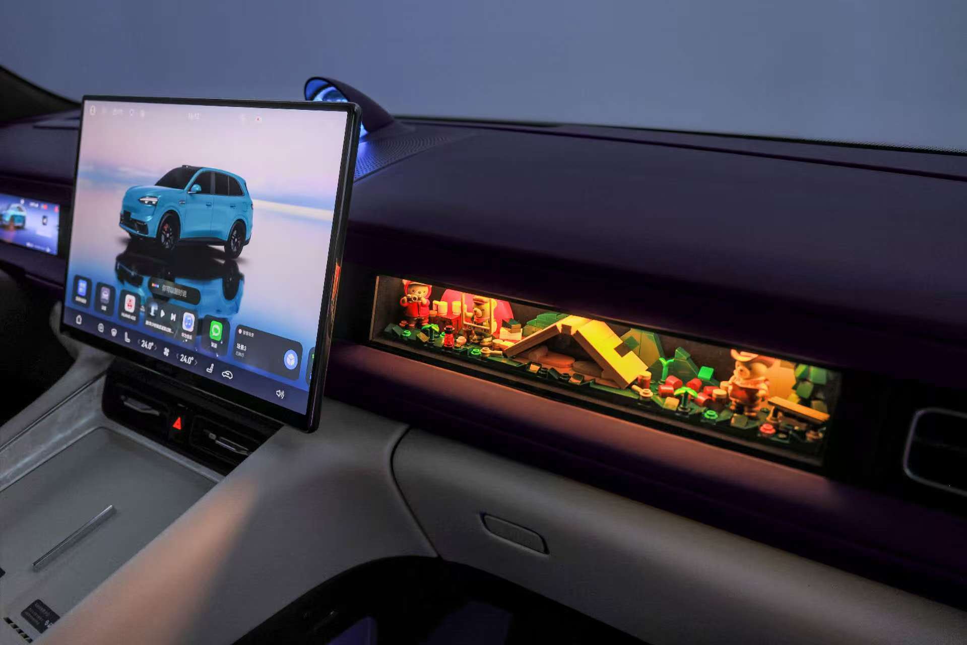 一个原本用来放置杂物的地方，现在可以承担起副驾驶的“情绪价值”了，这个创意要点赞