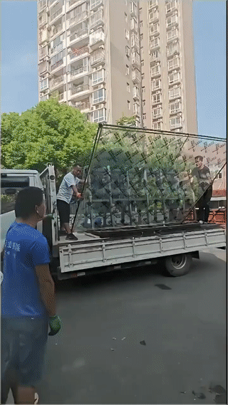 这样卸玻璃？
不碎才怪呢！
这俩工人难道以前从来都没有卸过玻璃吗？