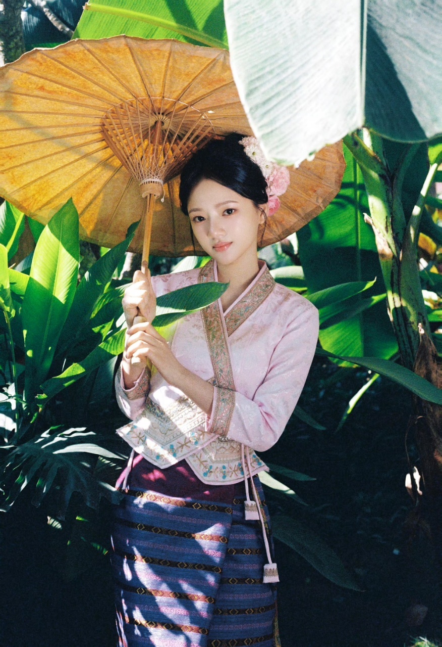 任敏一键入傣哈哈哈哈哈 任敏这个傣系簪花造型，粉嫩盘发+小花点缀，妥妥的漂亮小女