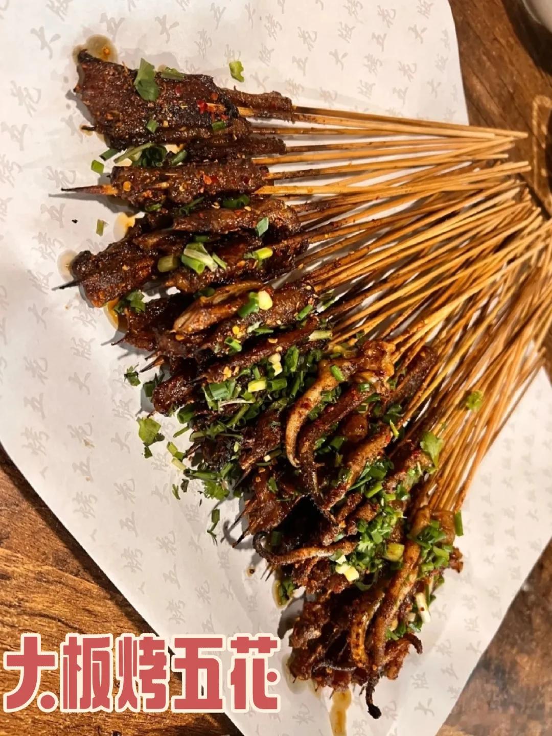 美宜宾美食推荐·大板烤五花在宜宾狠狠扎根的烧烤，烟火气超级足，仅凭一己之力就让好