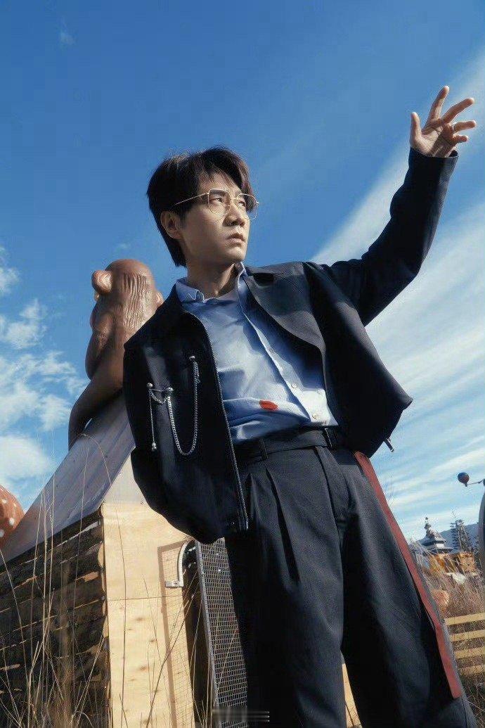 王铮亮杀进反派界了 谁懂啊！王铮亮跨界演反派也太绝了！优雅气场直接拉满，眼神带锋