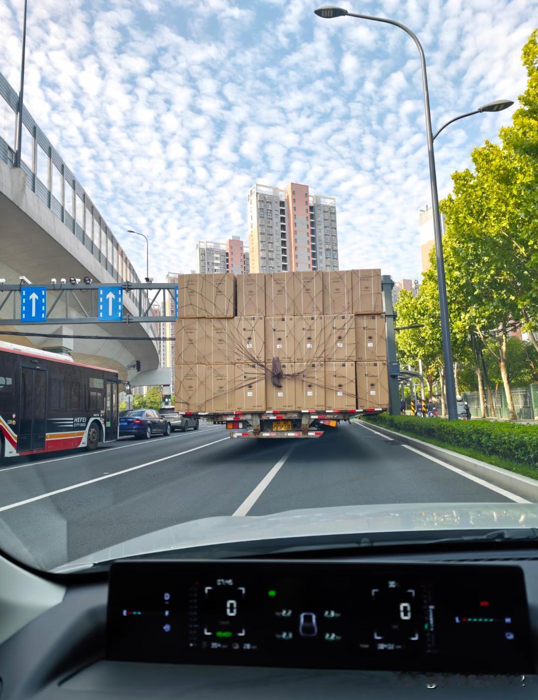 超宽大货车都占了两个车道，可以7个冰箱并排放，太厉害了。
      这些敢上路