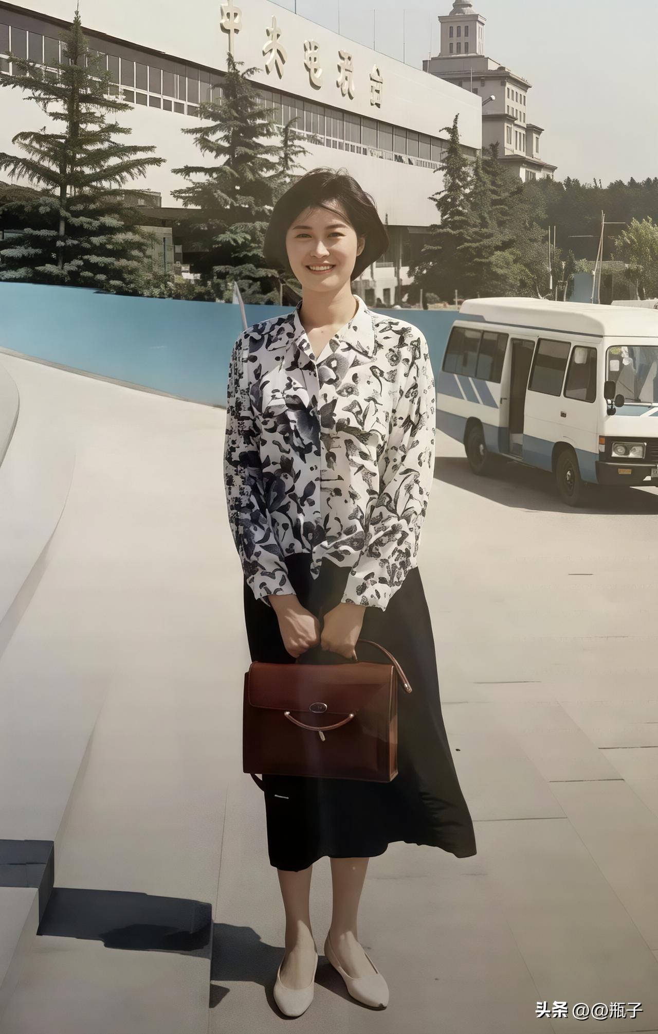 这是1994春天的某一天，敬一丹在中央电视台门前的一张留影，当时的敬一丹只有39