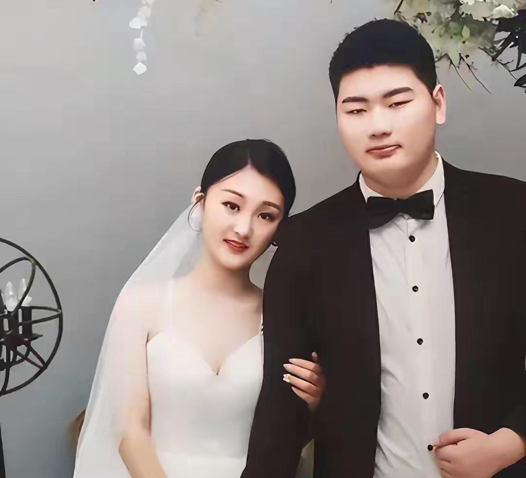 一个为钱，一个为色。
当初朱小伟和陈亚楠结婚后，舆论不断，陈亚楠进入朱家不久，便