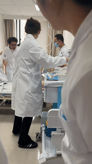 重症医学科的医生正在练习如何抢救病人。
看起来这还是一个力气活？
一个合格的医生