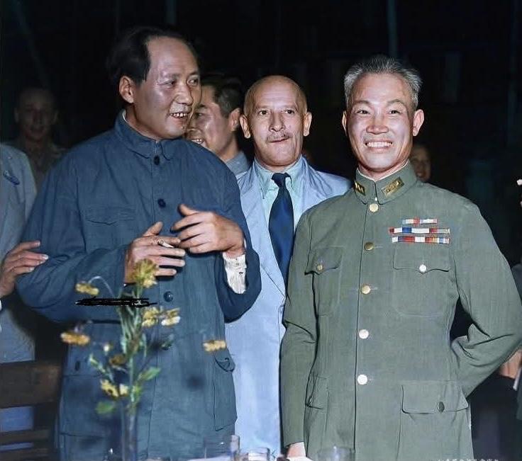 乍一看以为是孙立人将军，大家仔细看看与毛主席合影的是国军哪位将军？该照片拍摄于1