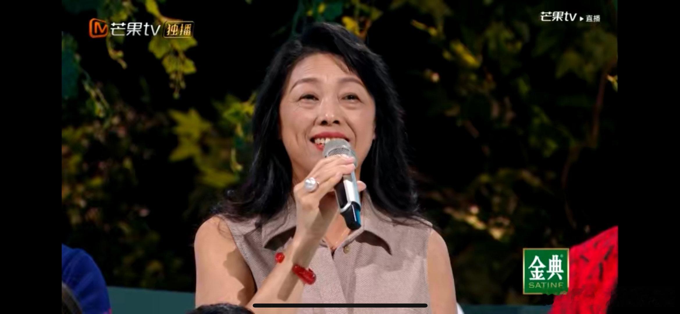 #蔡文静妈妈夸戚薇#我觉得太佩服这样的一个夸赞方式了，而且我觉得蔡文静妈妈也是一