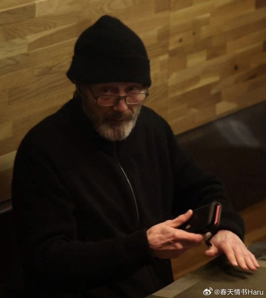 在布拉格拍摄马丁·斯科塞斯新片《夜的真相》时外出吃饭的麦斯·米科尔森 