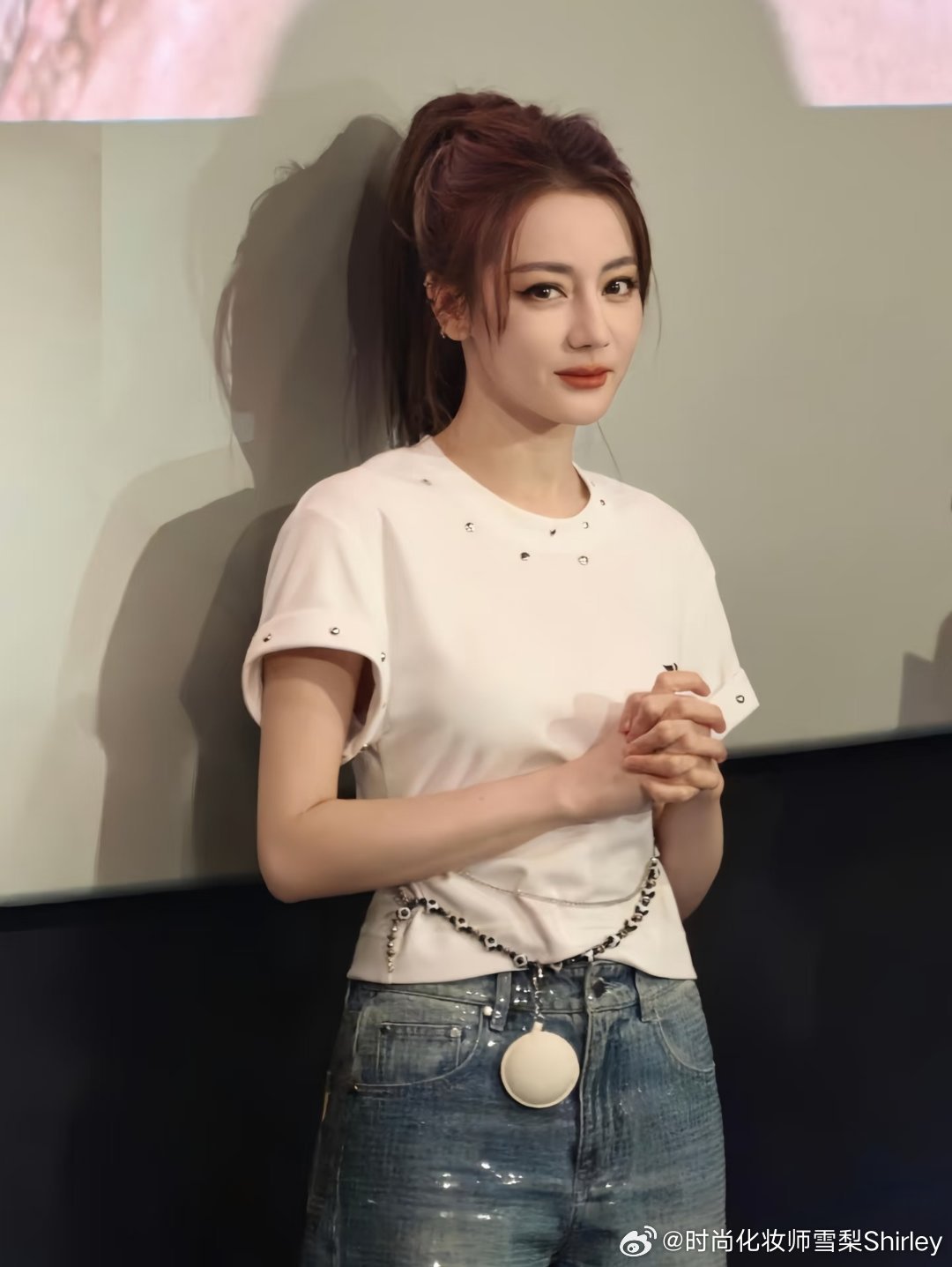 迪丽热巴香港路透功夫女足香港路演，迪丽热巴这件简单却有设计感的白T，和亮闪闪牛仔