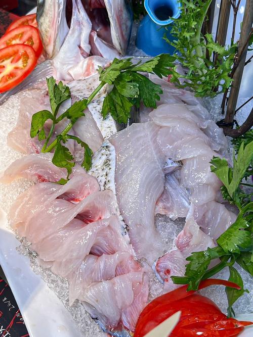 上联：一口，二口，三口
品出山珍海味；
下联：一魚，二魚，三魚鱻得细皮嫩肉。