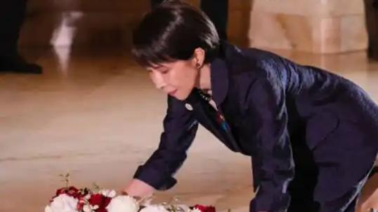 虚伪下跪尽显双标，日本理应向受害国真心忏悔
 
日本首相高市早苗最应该下跪的地方