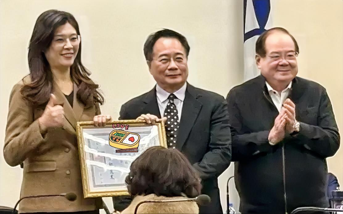 今天国民党开了个会，主席郑丽文给前“立委”蔡正元发了个“实践一等奖章”。这奖章不