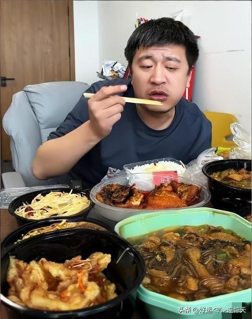 张雪峰午餐画面引热议：一桌重油外卖，藏着多少打拼人的真实日常
 
这是张雪峰当天