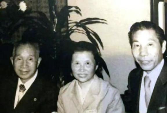 1979年5月，一艘名叫“明华”号的客轮从上海出发，船上坐着六百多名中国访日代表