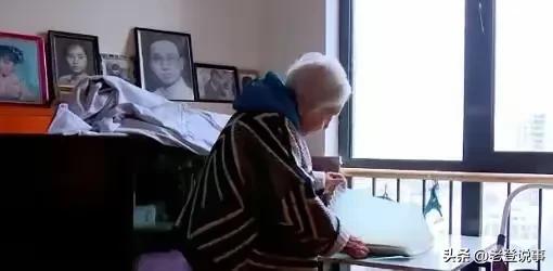 上海93岁评弹名家蜗居老巷 民警上门发现满墙孩子笑脸背后的秘密。

在上海一条不