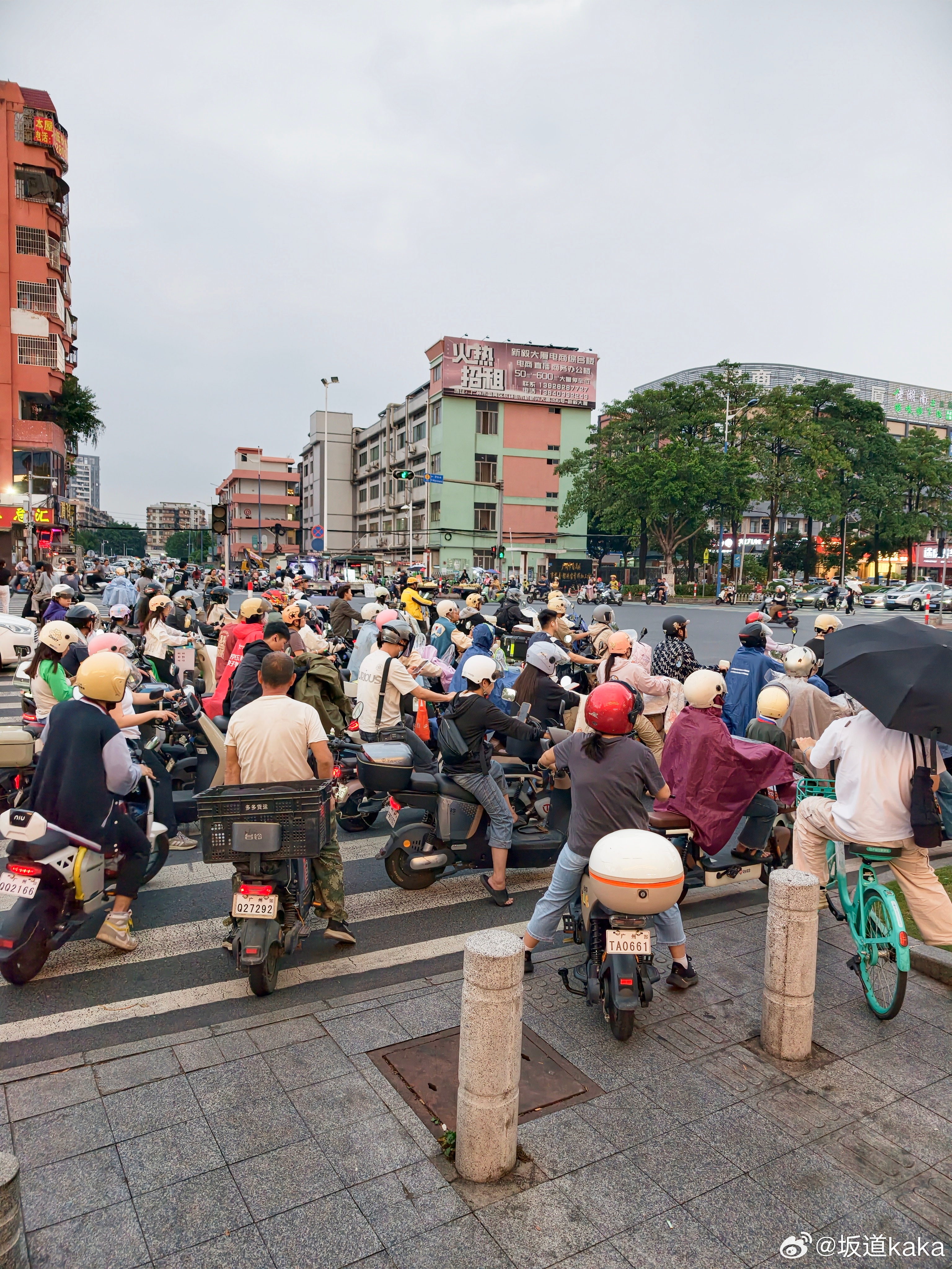 每次进广州城都感觉充满活力。我会平等地鄙视每个说自己车技好的汽车媒体老师。除非他