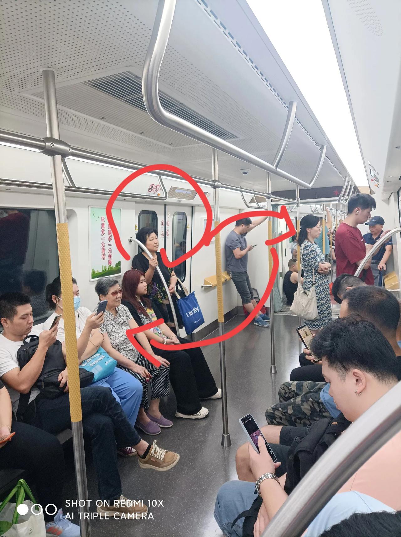 感人一幕一一
早上7点10分左右，在武汉地铁3号线宗关~王家湾路段上，一位50多