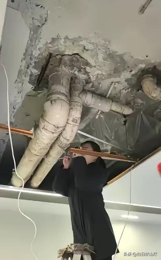 重庆万州，女子因搬家以40万的价格，卖掉了154平的学区房，买家装修后，以69.