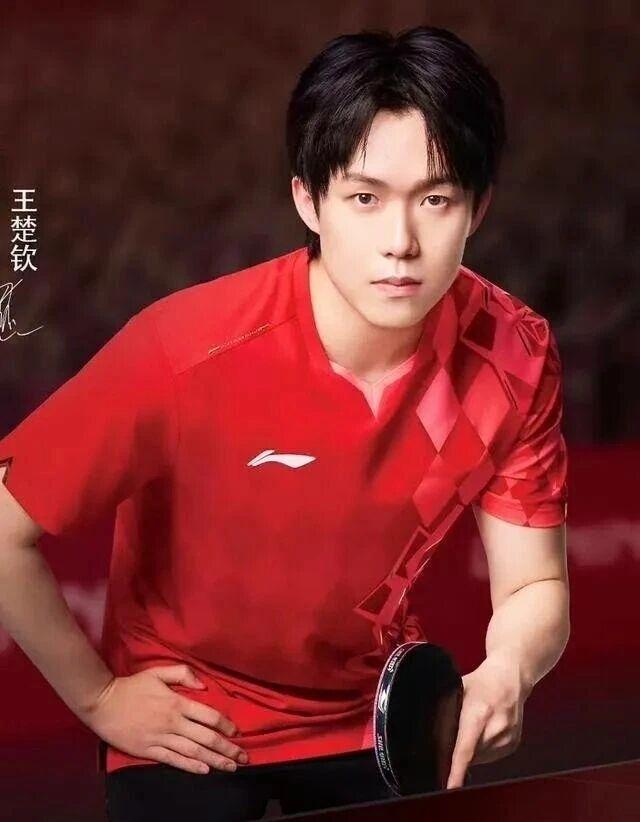 国乒世乒赛战袍来了！

王楚钦穿着中国红的队服的样子很帅气。回归了球迷最爱的中国