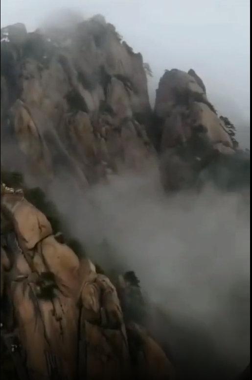 张无忌掉下悬崖练成了九阳神功！段誉掉下悬崖练成了凌波微步！杨过掉下悬崖找到了小龙